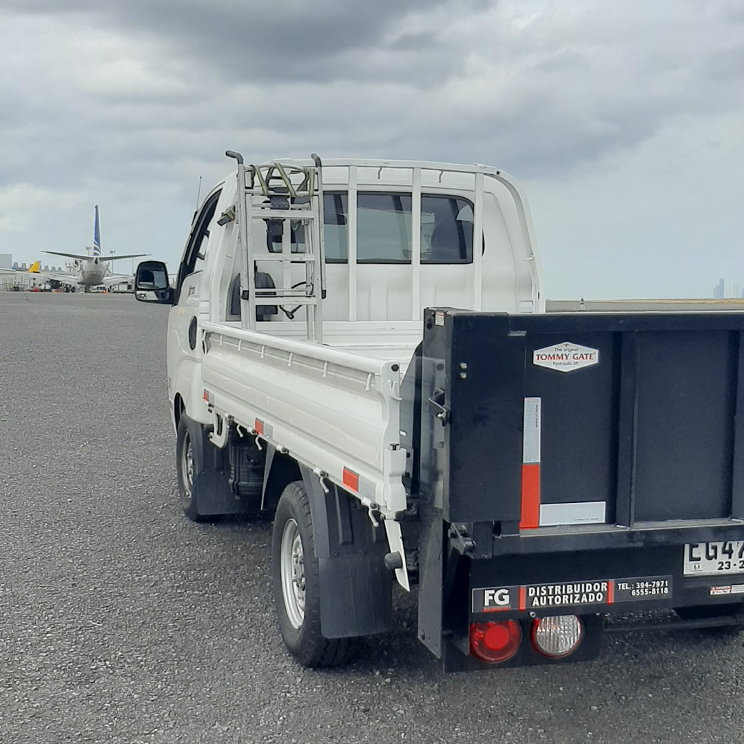 Camión de mudanza en pista de aeropuerto, ideal para acarreos y traslados profesionales en Panamá.