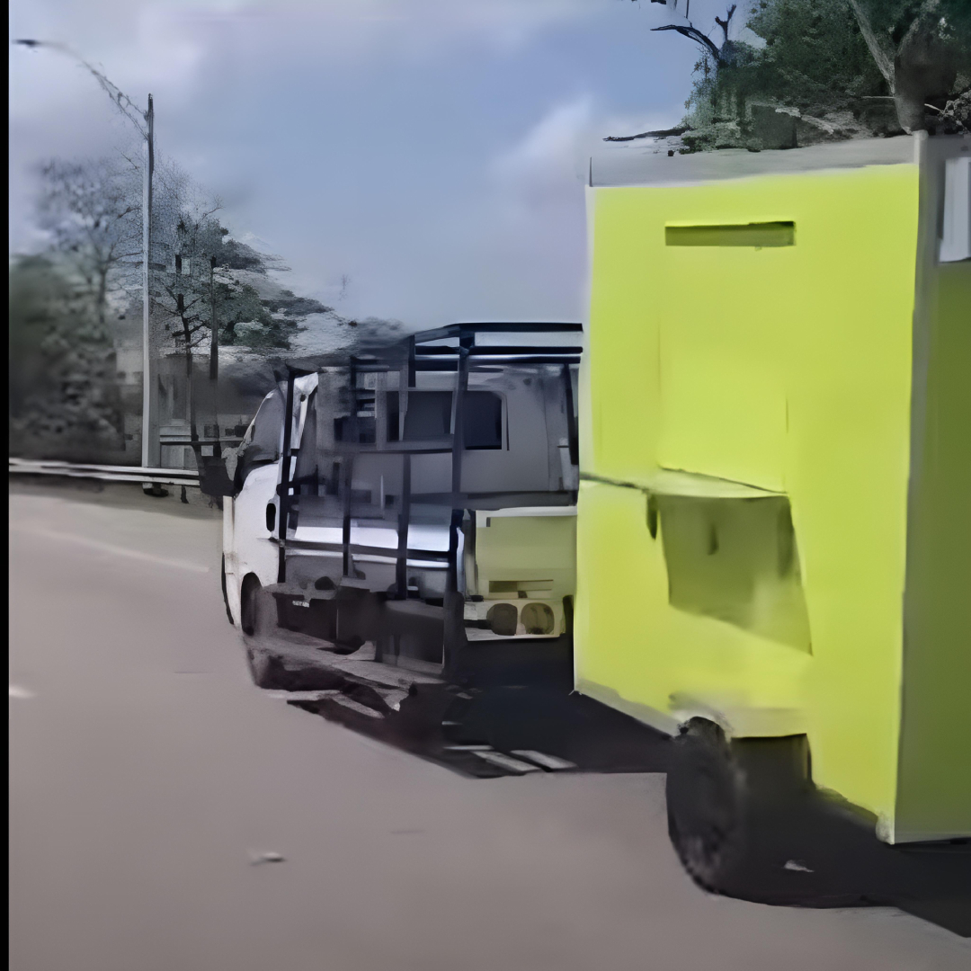 Furgoneta de mudanzas en carretera, "Logísticos Bolívar," transporte confiable en Panamá, servicio 24 horas.